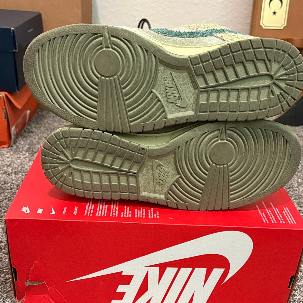 Nike Textured Green and Cream Sneakers - Picture 6 of 8